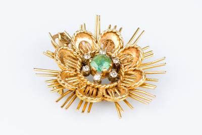 Pendentif en or 18 carats orné dune émeraude et 6 diamants 2