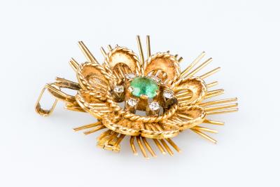 Pendentif en or 18 carats orné dune émeraude et 6 diamants 2