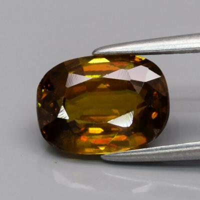 2,15 carats. Sphène jaune verdâtre naturel 2