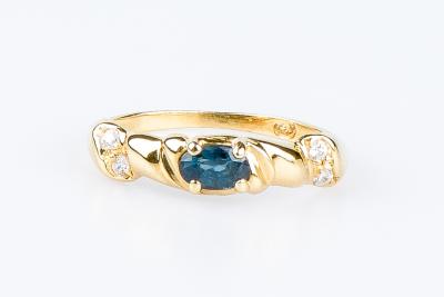 Bague Solitaire en or jaune 18 carats ornée d’un saphir ovale 2