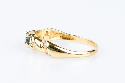 Bague Solitaire en or jaune 18 carats ornée d’un saphir ovale 2