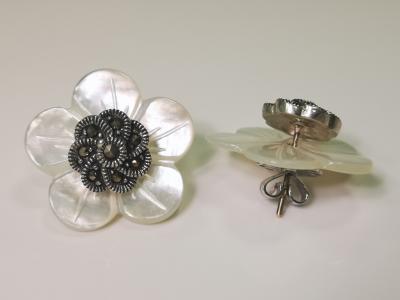 PAIRE de Boucles d oreilles  en or et argent nacre et marcassites 2