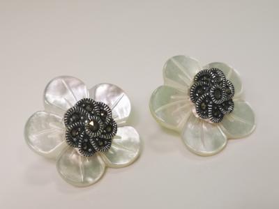 PAIRE de Boucles d oreilles  en or et argent nacre et marcassites 2