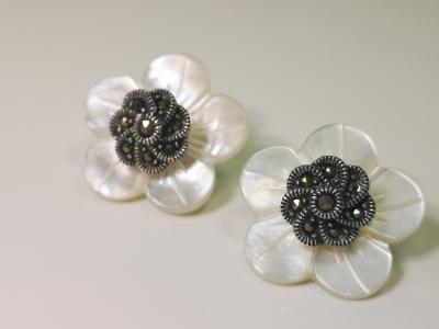 PAIRE de Boucles d oreilles  en or et argent nacre et marcassites 2