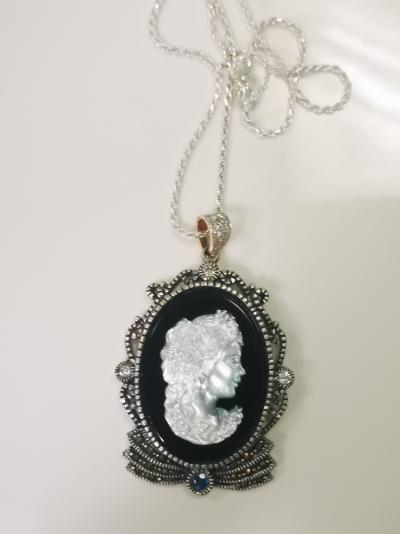 PENDENTIF en or et argent camé saphir et diamants 2