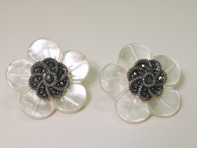 PAIRE de Boucles d oreilles  en or et argent nacre et marcassites 2