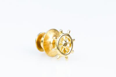 Pins en or jaune 18 carats de forme gouvernail 2