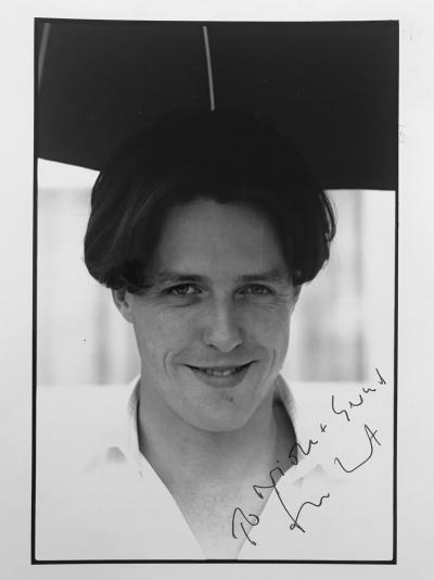Gérard FOUQUET - Hugh Grant, Paris 1993 - Photographie noir et blanc d’époque & autographe original de l’acteur. 2