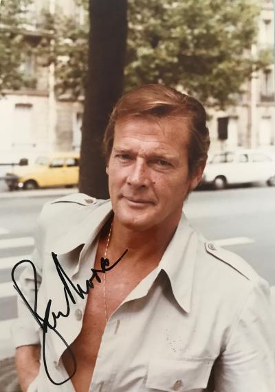 Gérard FOUQUET - Roger Moore à Paris en 1978 - Photographie couleur et autographe original de l’acteur. 2