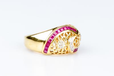 Bague diamants rubis en or jaune 18 carats 2