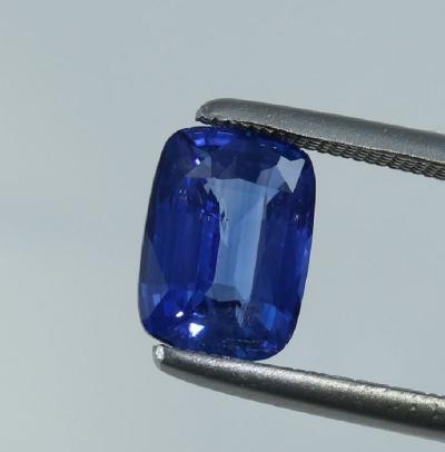 3,14 carats. Saphir bleu roi 2