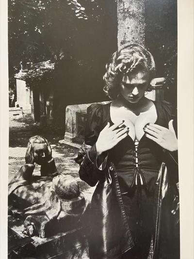 HELMUT NEWTON - PÈRE LACHAISE, PARIGI 1977 - Fotolitografia 2