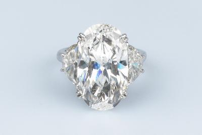 Bague diamant ovale en or blanc 18 carats 2