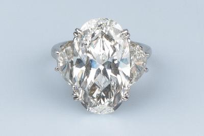 Bague diamant ovale en or blanc 18 carats 2