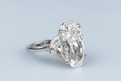 Bague diamant ovale en or blanc 18 carats 2