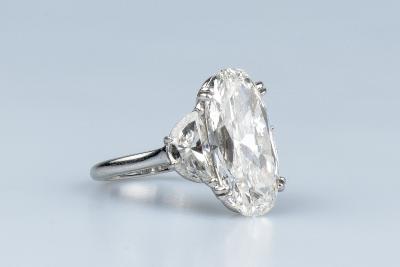 Bague diamant ovale en or blanc 18 carats 2