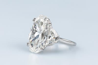 Bague diamant ovale en or blanc 18 carats 2