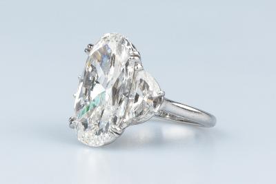 Bague diamant ovale en or blanc 18 carats 2
