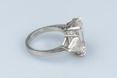 Bague GRAFF en platine ’950’ ornée d’1 diamant taille émeraude et de 2 diamants taille triangulaire 2