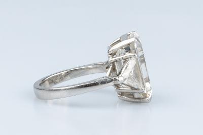Bague GRAFF en platine ’950’ ornée d’1 diamant taille émeraude et de 2 diamants taille triangulaire 2