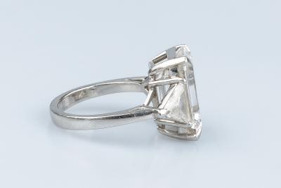 Bague GRAFF en platine ’950’ ornée d’1 diamant taille émeraude et de 2 diamants taille triangulaire 2