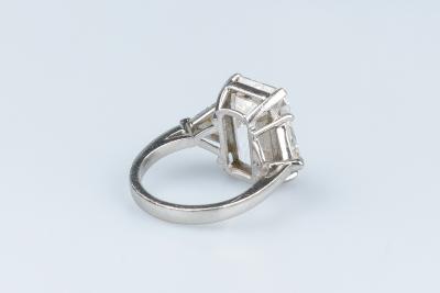 Bague GRAFF en platine ’950’ ornée d’1 diamant taille émeraude et de 2 diamants taille triangulaire 2
