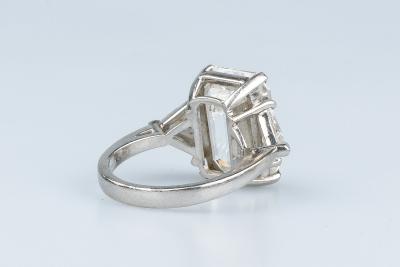 Bague GRAFF en platine ’950’ ornée d’1 diamant taille émeraude et de 2 diamants taille triangulaire 2