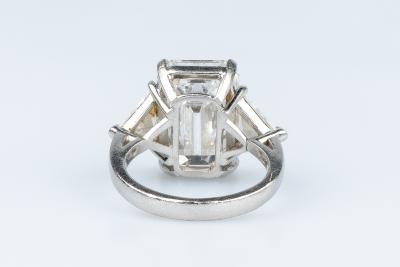 Bague GRAFF en platine ’950’ ornée d’1 diamant taille émeraude et de 2 diamants taille triangulaire 2