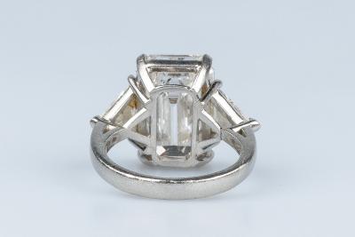 Bague GRAFF en platine ’950’ ornée d’1 diamant taille émeraude et de 2 diamants taille triangulaire 2