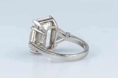 Bague GRAFF en platine ’950’ ornée d’1 diamant taille émeraude et de 2 diamants taille triangulaire 2