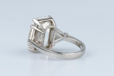 Bague GRAFF en platine ’950’ ornée d’1 diamant taille émeraude et de 2 diamants taille triangulaire 2