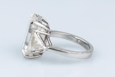 Bague GRAFF en platine ’950’ ornée d’1 diamant taille émeraude et de 2 diamants taille triangulaire 2
