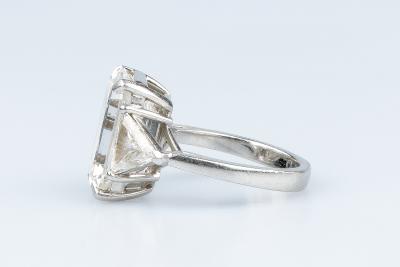 Bague GRAFF en platine ’950’ ornée d’1 diamant taille émeraude et de 2 diamants taille triangulaire 2