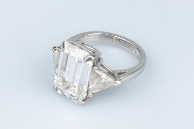 Bague GRAFF en platine ’950’ ornée d’1 diamant taille émeraude et de 2 diamants taille triangulaire 2