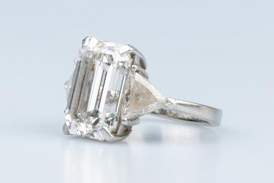Bague GRAFF en platine ’950’ ornée d’1 diamant taille émeraude et de 2 diamants taille triangulaire 2
