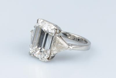 Bague GRAFF en platine ’950’ ornée d’1 diamant taille émeraude et de 2 diamants taille triangulaire 2