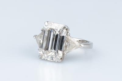 Bague GRAFF en platine ’950’ ornée d’1 diamant taille émeraude et de 2 diamants taille triangulaire 2