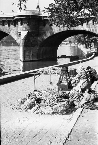 Maurice Bonnel - Cardeuses, berges du quai des Orfèvres1954 - Photographie argentique 2
