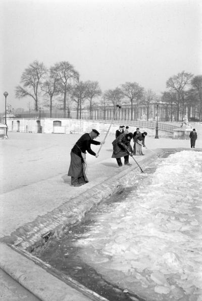Maurice Bonnel - Les briseurs de glace, Jardin des Tuileries 1954 - Photographie argentique 2