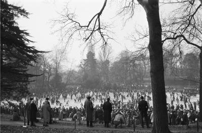 Maurice Bonnel - Patinage sur le lac gelé au Bois de Boulogne 1950 - Photographie argentique 2