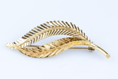 Broche en forme de plumes en or jaune 18 carats 2