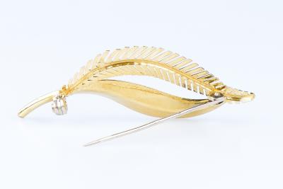 Broche en forme de plumes en or jaune 18 carats 2