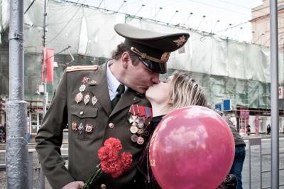 Didier Bizet - Un couple qui s’embrasse sur avenue Tverskaia – Moscou 2011 - Tirage Fine Art 2