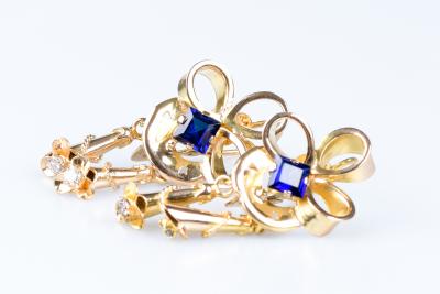 Boucles d’oreilles diamants saphirs en or jaune 18 carats 2