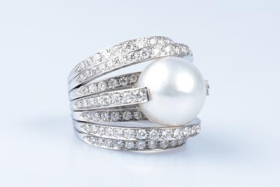 Magnifique bague de haute joaillerie en or blanc 18 carats 2