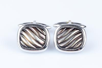 Boutons de manchette en or blanc 18 carats ornée de 2 nacres 2