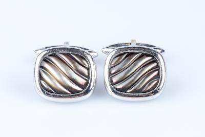 Boutons de manchette en or blanc 18 carats ornée de 2 nacres 2