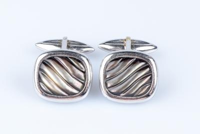 Boutons de manchette en or blanc 18 carats ornée de 2 nacres 2