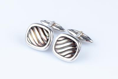 Boutons de manchette en or blanc 18 carats ornée de 2 nacres 2