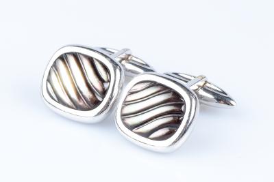 Boutons de manchette en or blanc 18 carats ornée de 2 nacres 2